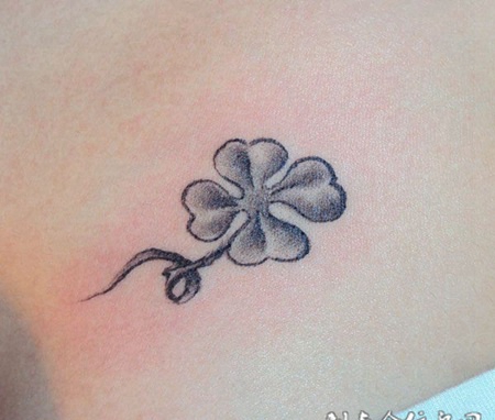 写实黑灰四叶草纹身