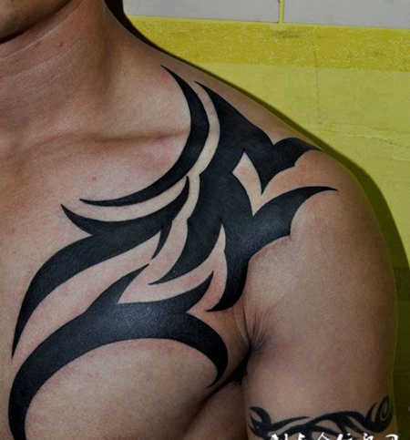 胸部图腾纹身