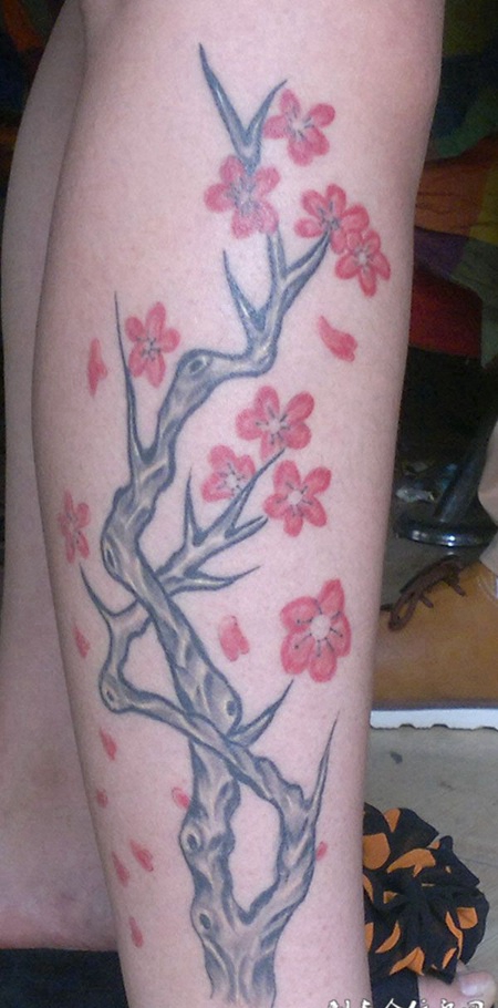 小腿上的樱花树纹身