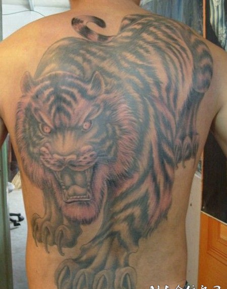 背部下山虎纹身