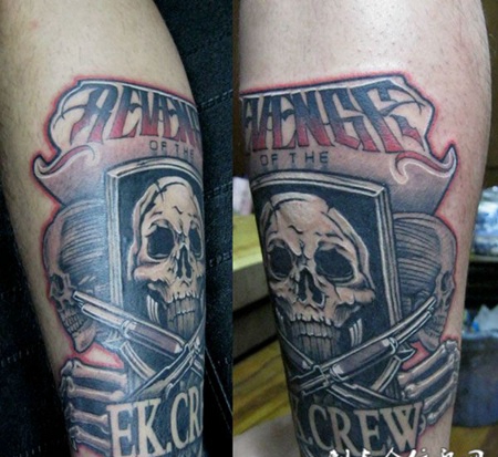 小腿上的骷髅徽章纹身