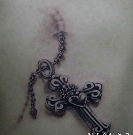 穿过皮肤的十字架纹身
