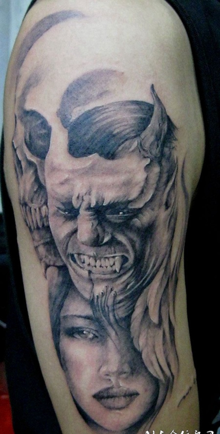胳膊上的美女魔鬼纹身