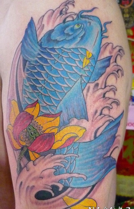 胳膊上的传统鲤鱼莲花纹身
