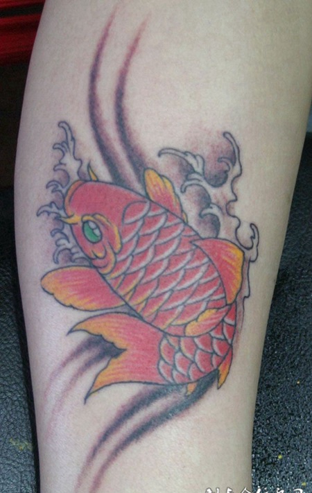 小腿上的鲤鱼纹身
