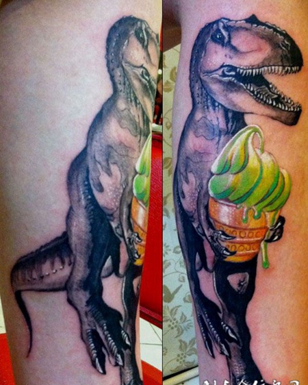 抱着冰淇淋的恐龙纹身