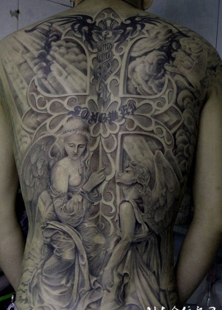 满背天使十字架纹身