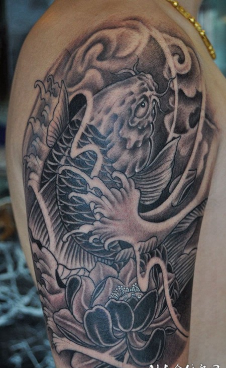 传统黑白鲤鱼纹身