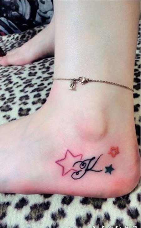 脚踝星星与英文“K”的纹身图案
