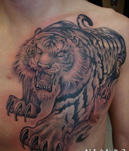 胸前的老虎纹身