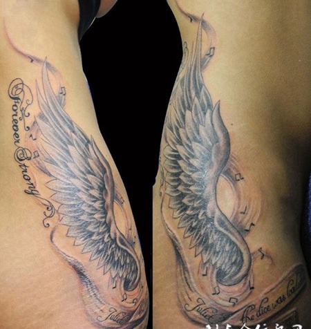 腰侧的翅膀文字纹身