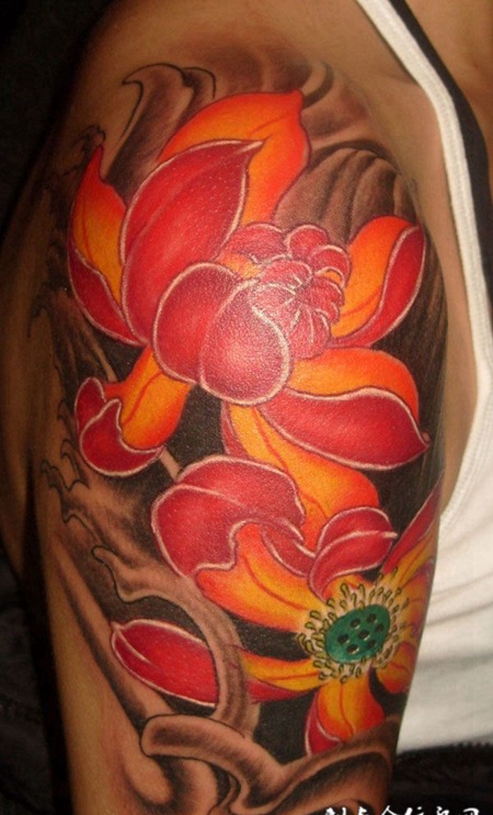 胳膊上的彩色荷花纹身