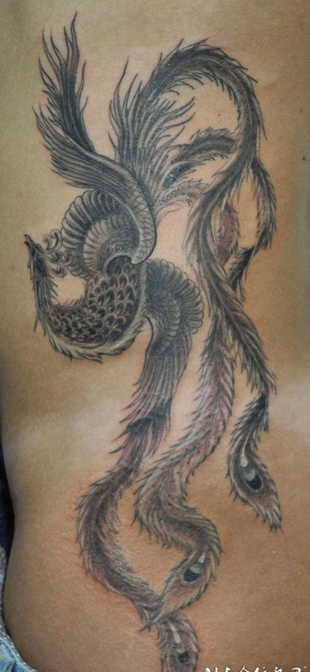 腰部的黑白凤凰纹身