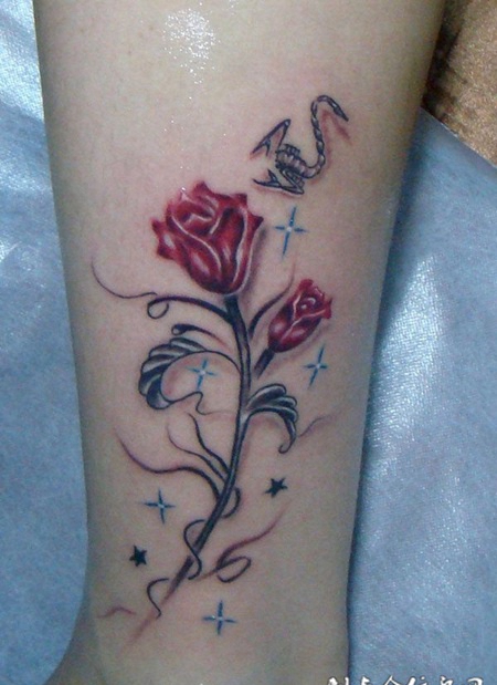 小腿上的玫瑰蝎子纹身