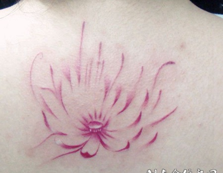 后背上的彼岸花纹身
