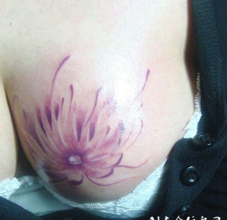 美女彼岸花纹身