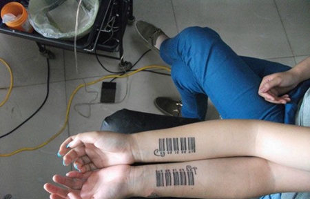 手臂上的条形码情侣纹身图案