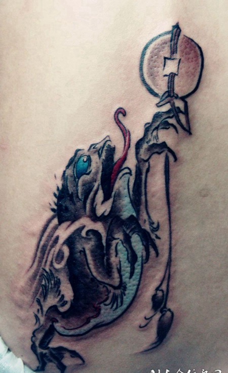 腰侧的金蟾纹身