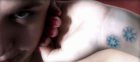 手腕上蓝色的雪花纹身图案