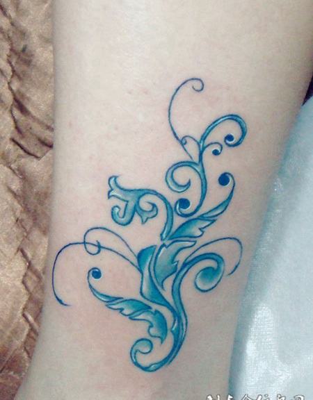 脚踝上的蓝色藤蔓纹身