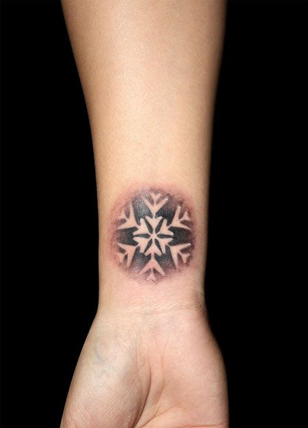 手腕上的雪花纹身图案