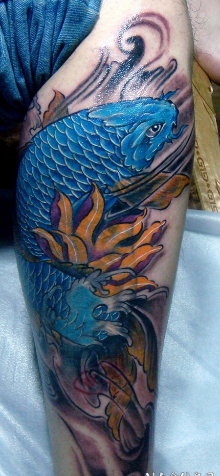 小腿上的蓝色鲤鱼纹身