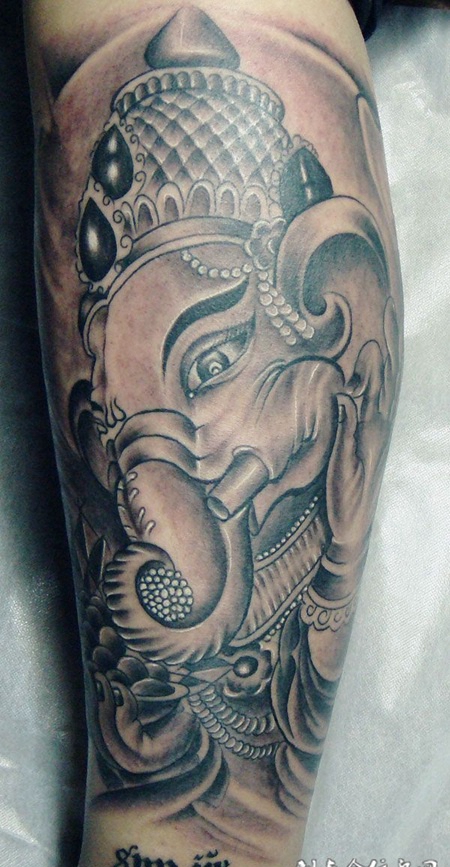 眼神慈爱的象神纹身