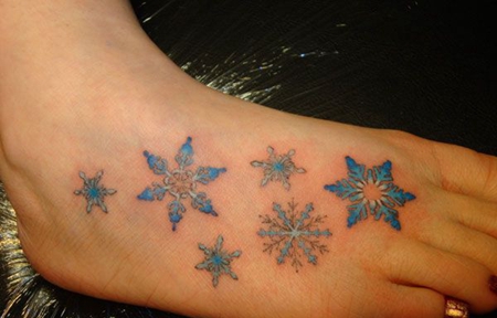 脚背蓝色雪花纹身图案