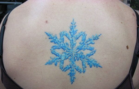 背部蓝色雪花纹身图案