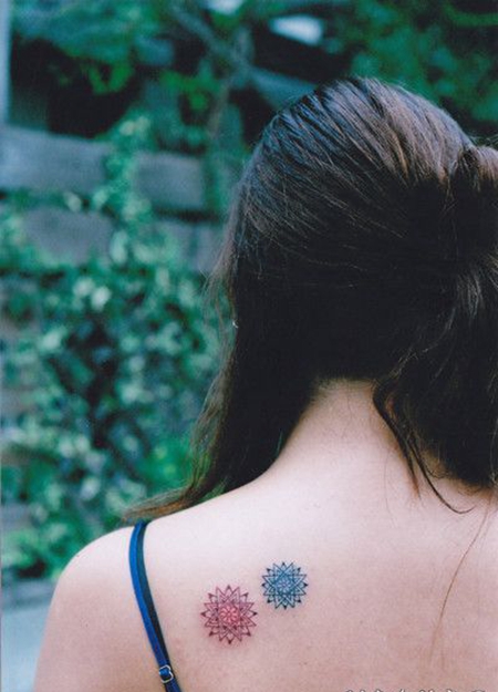 肩部两朵雪花的纹身图案