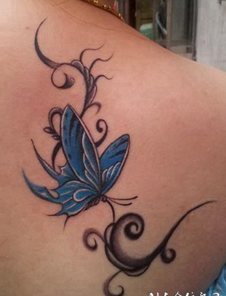 蝴蝶藤蔓纹身