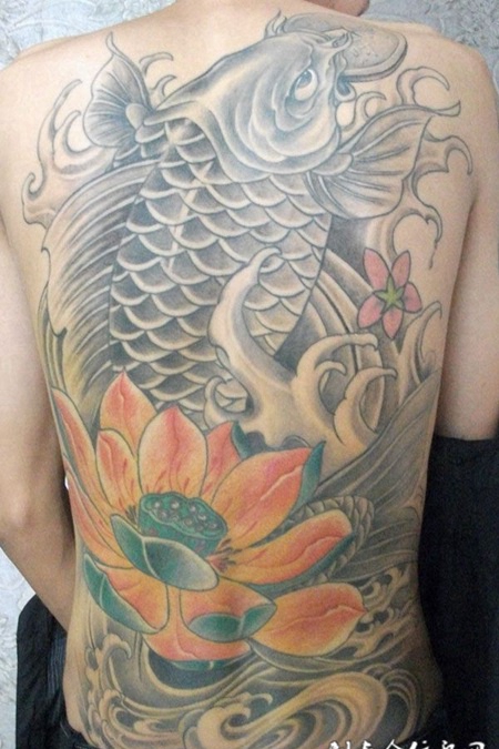 满背鲤鱼荷花纹身