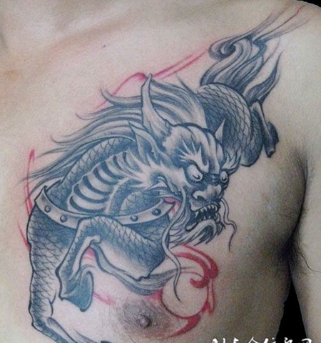 胸前的麒麟纹身