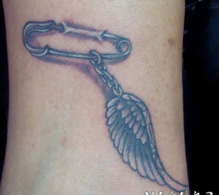 脚踝别针翅膀纹身