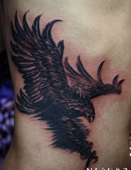 腰侧的老鹰纹身