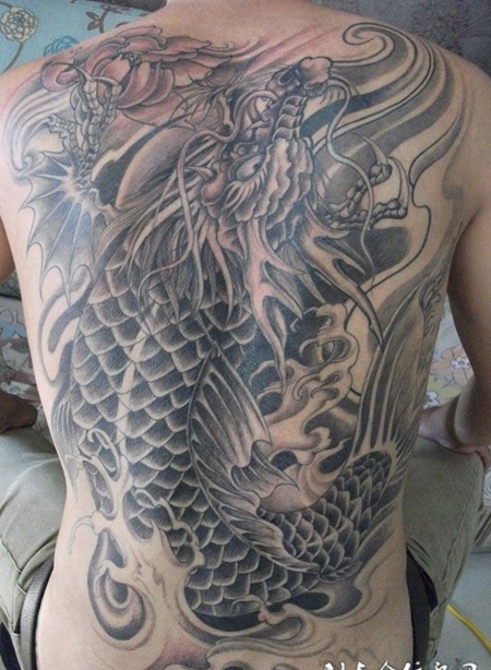 满背鳌鱼纹身
