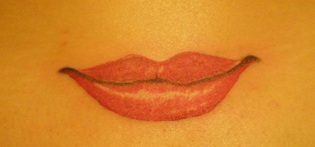 腰部唇印纹身图案