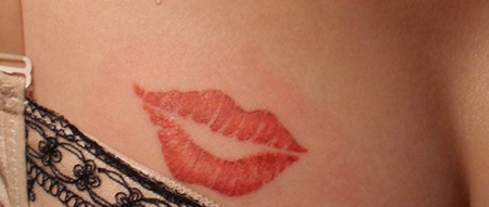 胸部性感唇印纹身图案