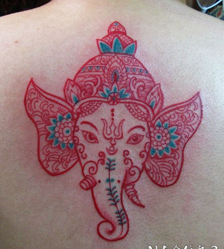 后背上的泰国象神纹身图案