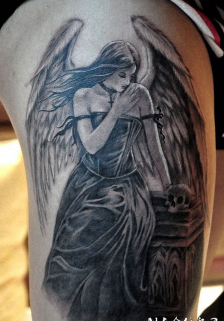 腿上的哥特天使纹身