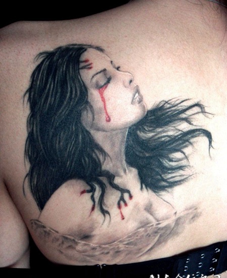 流血泪的美女纹身
