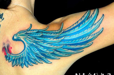 后背上的蓝色翅膀纹身图案