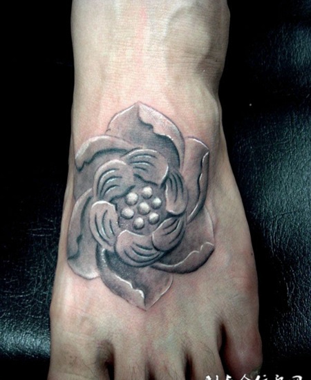 脚面上的荷花纹身