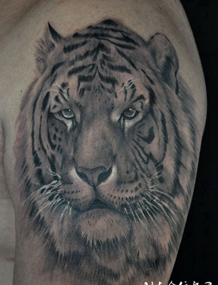 胳膊上的黑灰虎头纹身
