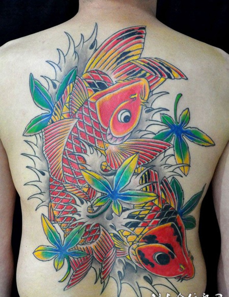 满背鲤鱼枫叶纹身