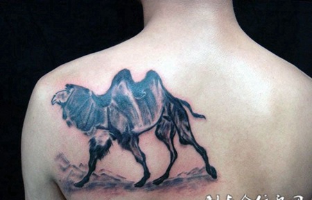 背部骆驼纹身