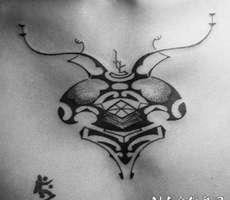 胸前甲虫图腾纹身