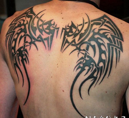 翅膀图腾纹身