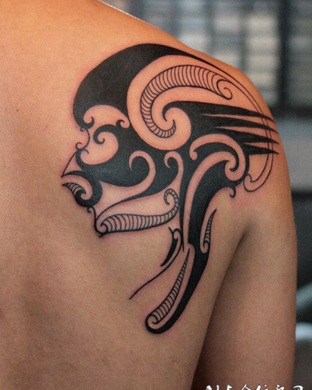 肩后的头骨图腾纹身