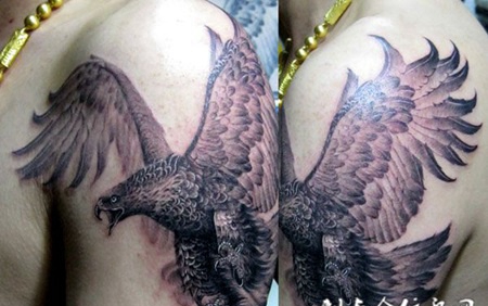 展翅翱翔的老鹰纹身